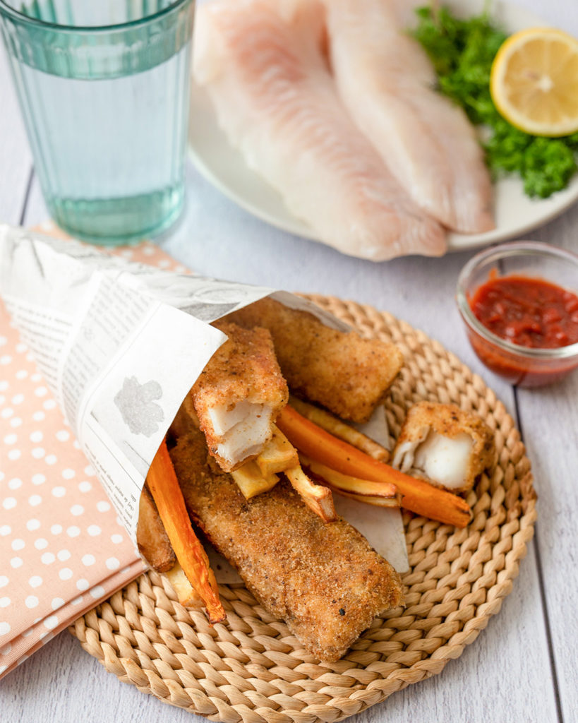 Bâtonnets d’églefin panés avec frites de carottes et panais