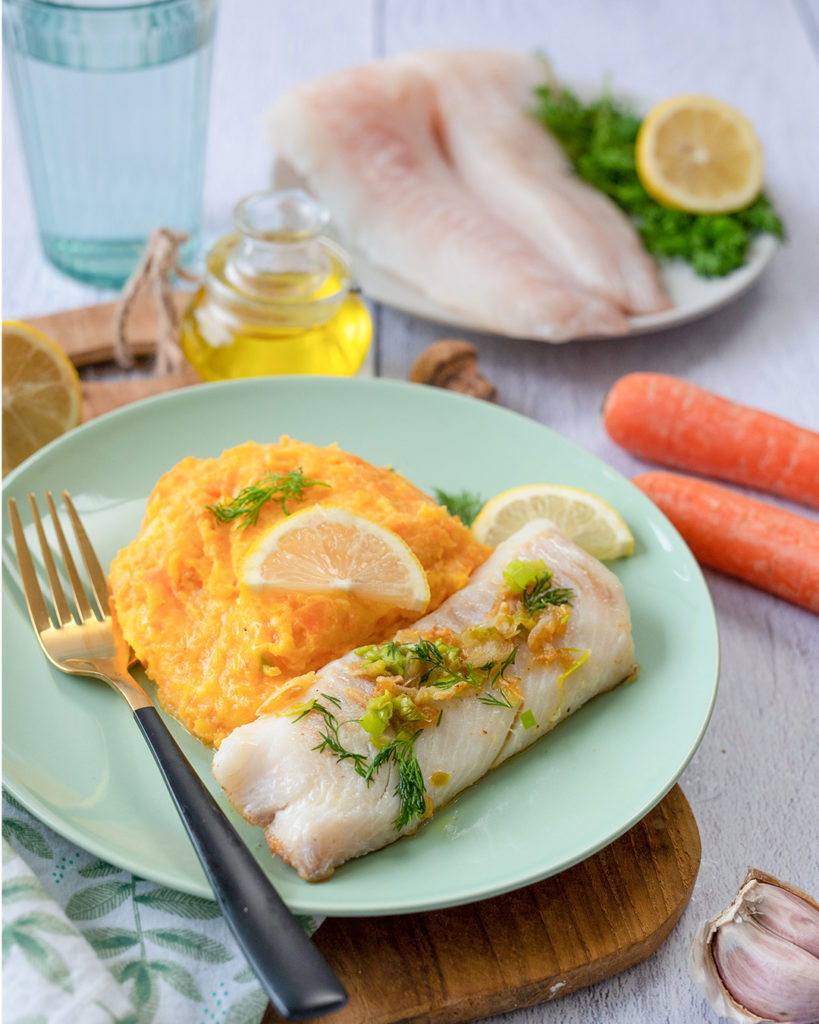 Églefin à l’ail et purée de carottes et panais