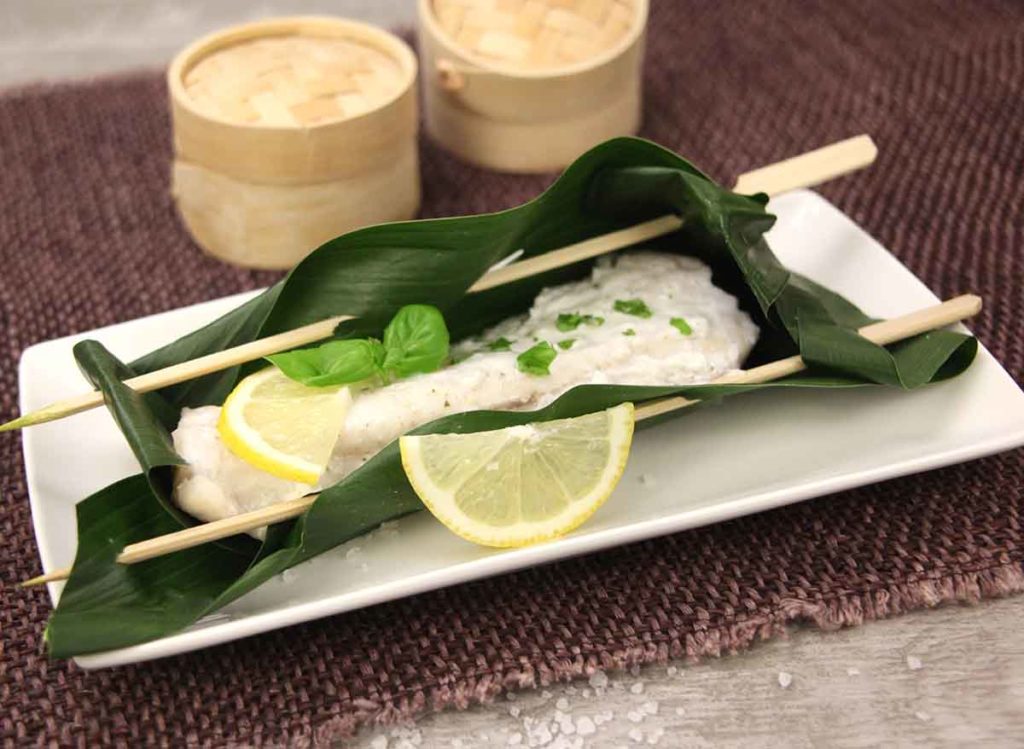 Papillottes d’esturgeon en feuille de bananier au lait de coco et citron vert
