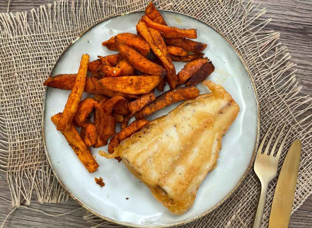 Fish and chips de maigre, frites de patates douces et carottes