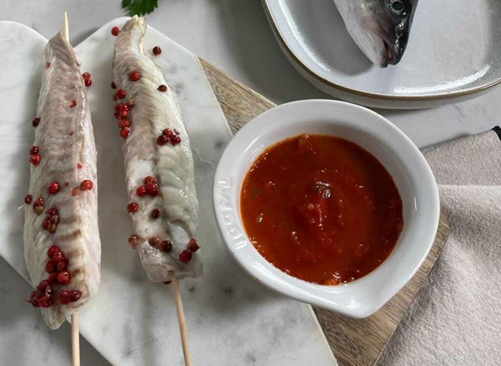 Sucettes de bar et sauce tomate maison aux fines herbes