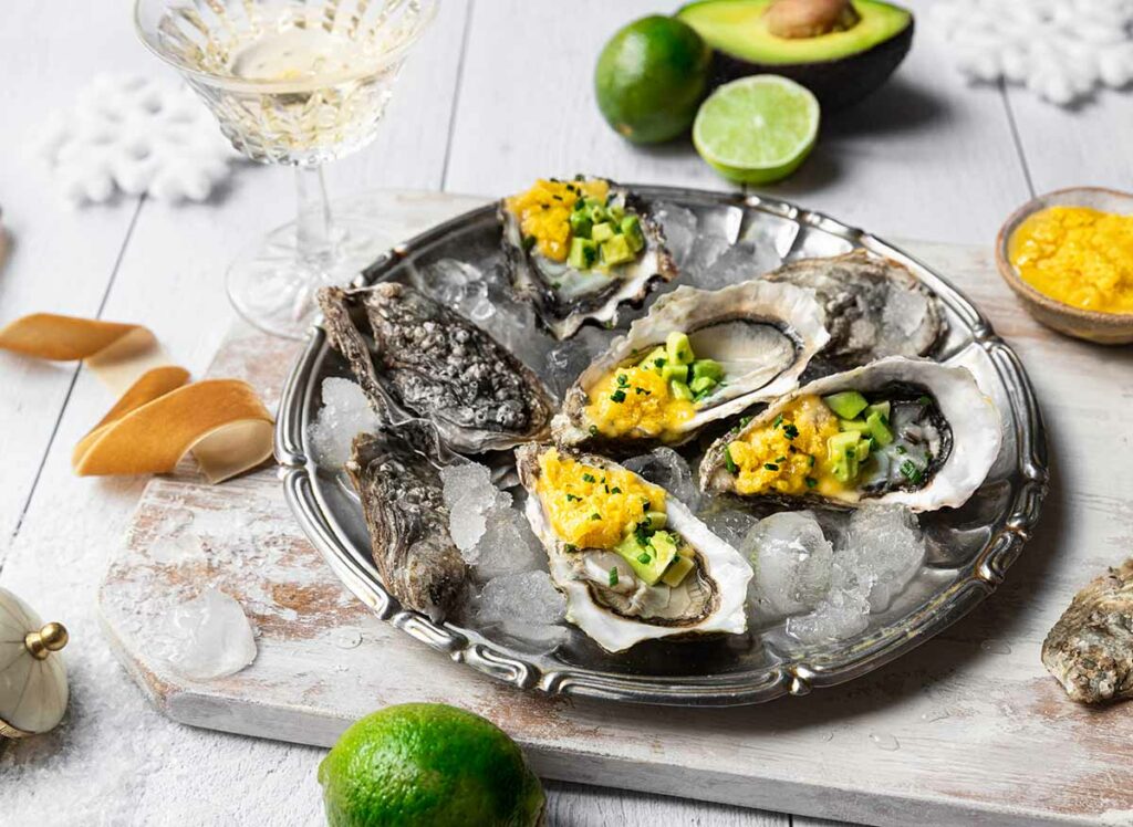 Huîtres fraiches, granité mangue, avocat et citron vert