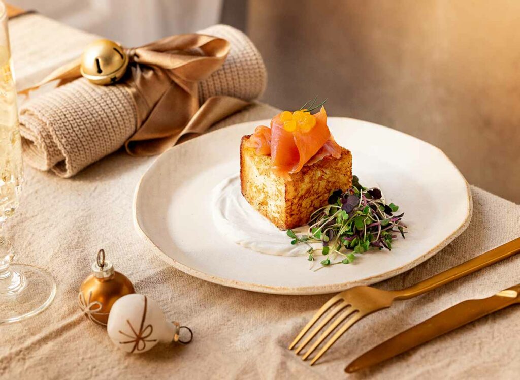 Truite fumée, cube de pain perdu sur son lit de fromage frais