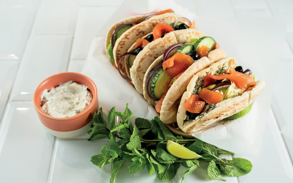 Pita à la truite fumée, à la feta et aux herbes fraîches