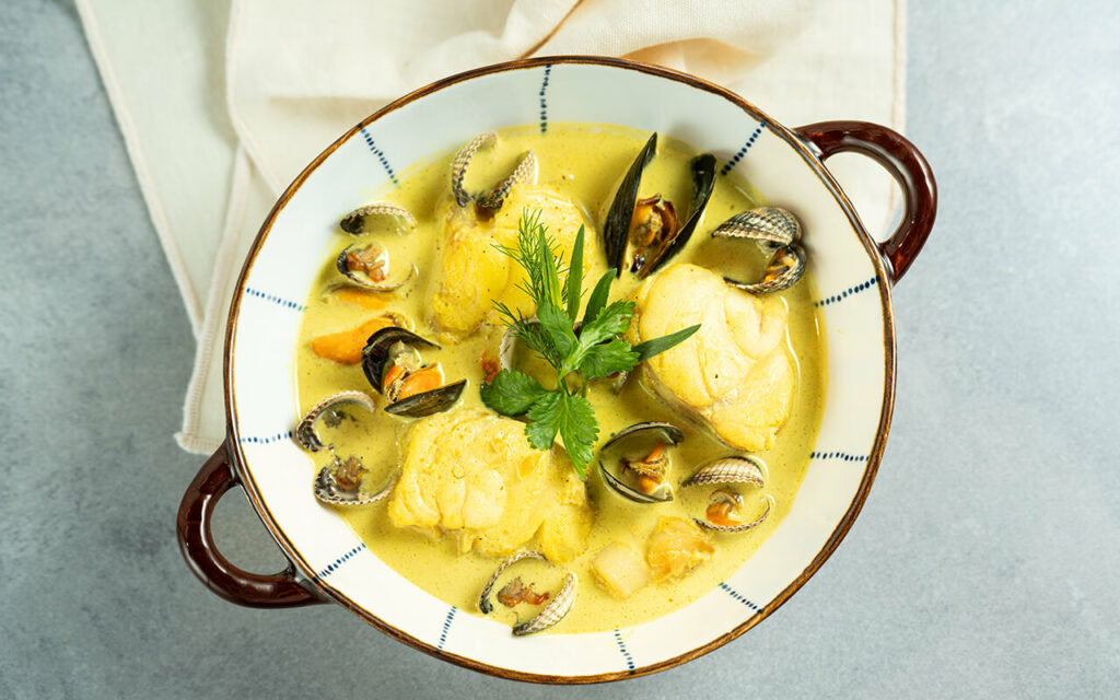 Blanquette de coquillages et de lotte au curry