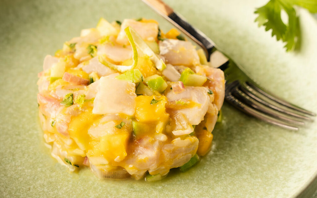 Tartare de bar à la mangue, pomme granny smith, coriandre avec une sauce au citron vert