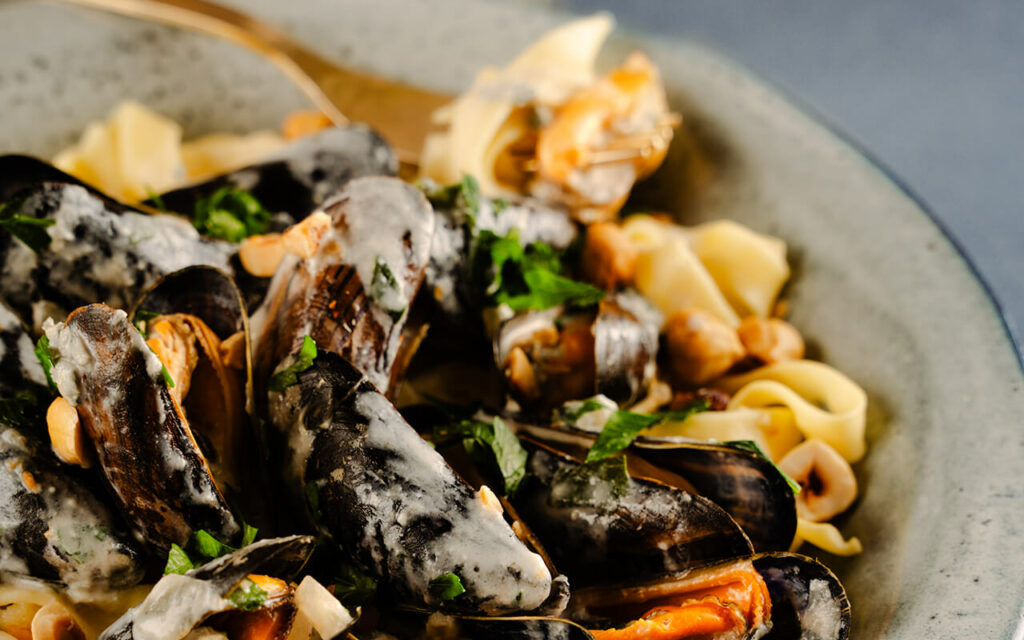 Tagliatelles aux moules avec sauce bleu & des noisettes torréfiées