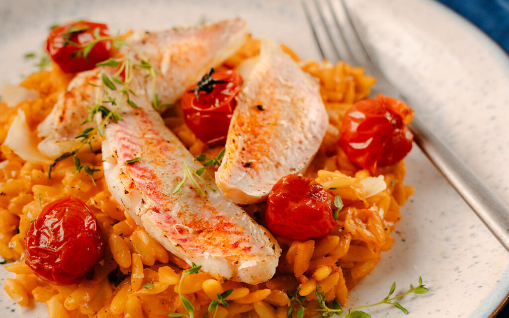 Orzotto aux tomates rôties à l’ail avec du rouget barbet cuisson à la plancha