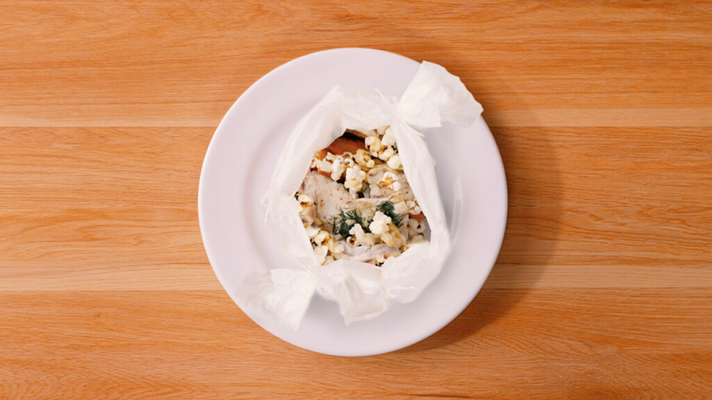 Papillote de maigre, potimarron, maïs et popcorn salé au parmesan